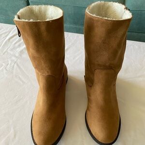 Women’s Maurice’s Faux Suede Sherpa lined Booties with outside zipper. Size 7